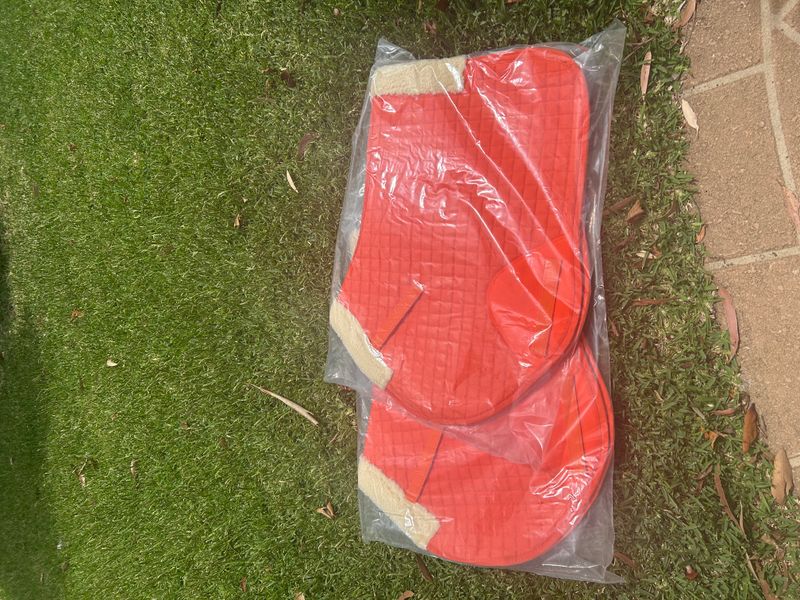 Saddle pad red 
