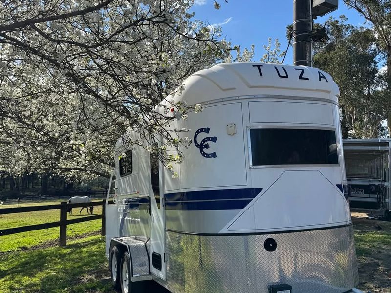 Tuza Warmblood 2 Horse Angle Load Float with Kitch