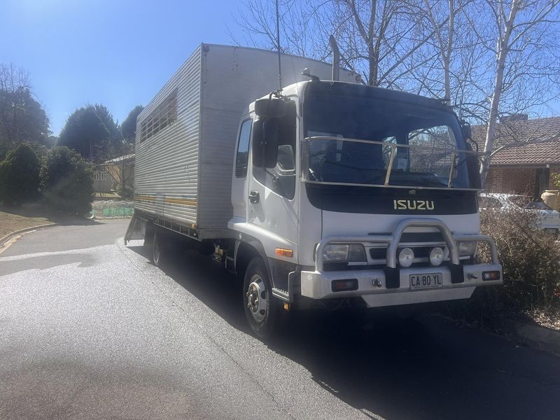 SOLD - Five Horse Truck - 2005 Isuzu