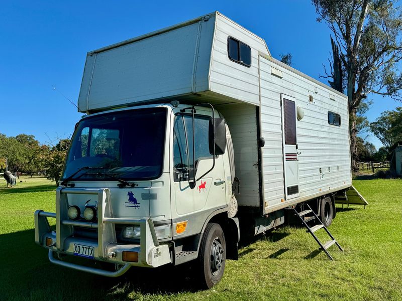 2000 Hino 2/3 Horse Truck with Living
