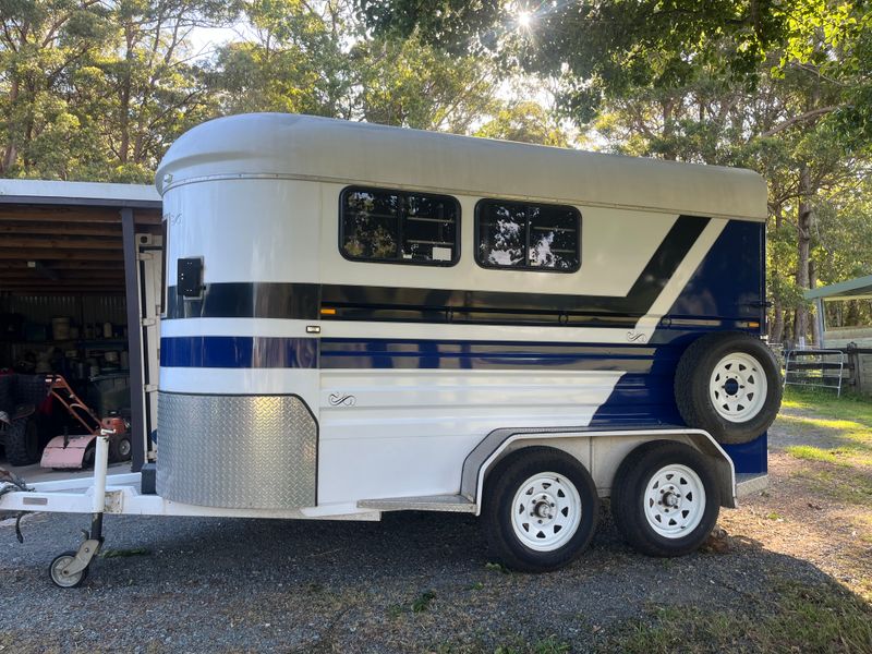 Otto tuza 3 horse angle 