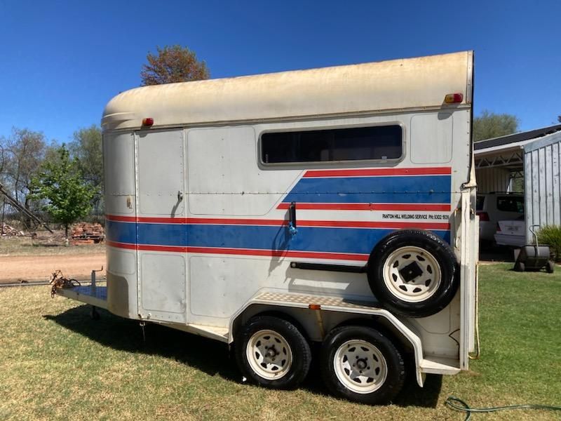 2 horse, straight load float, extended front