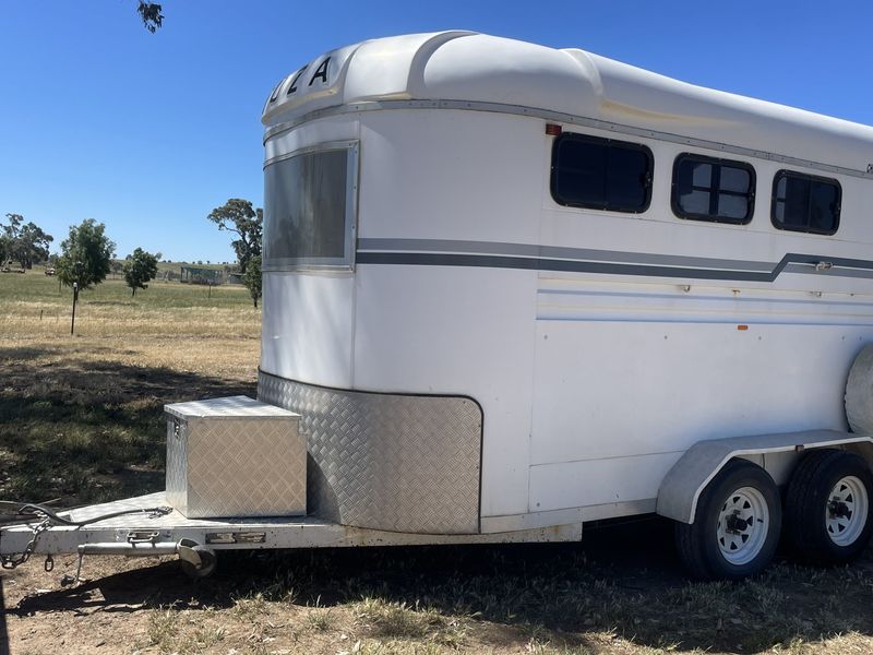 2005 3 HAL TUZA horse float