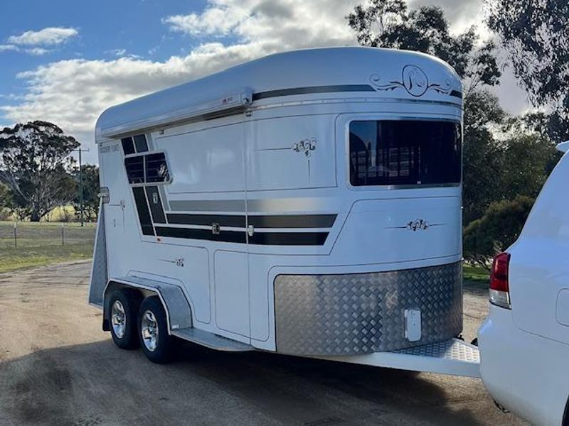 Discovery 2HAL Float with Kitchen