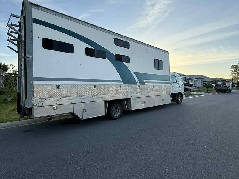 7 seat, 6 horse truck, low km