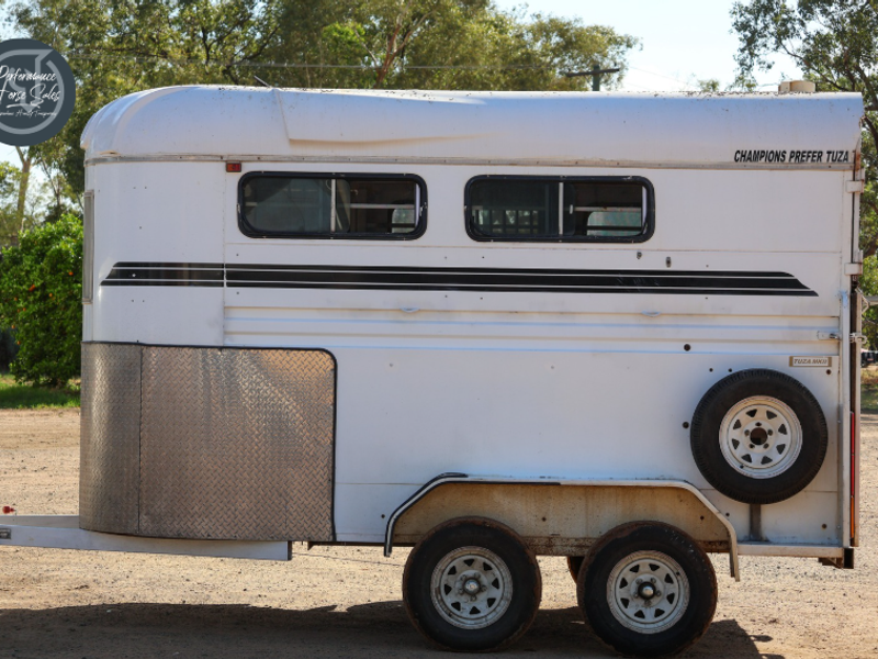 Tuza: 3 horse angle load float 3HAL