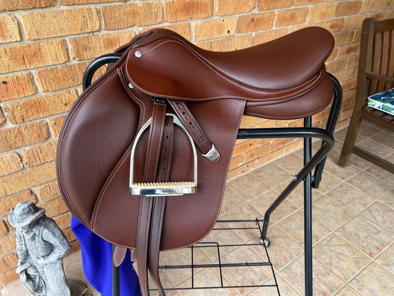 Bates Elevation jump saddle