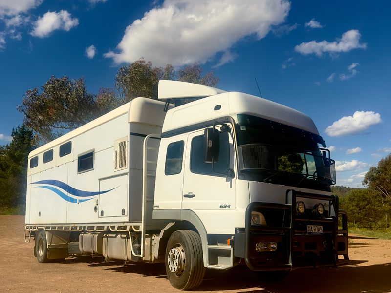 2008 Mercedes Atego 815 6-Horse Truck with Living 