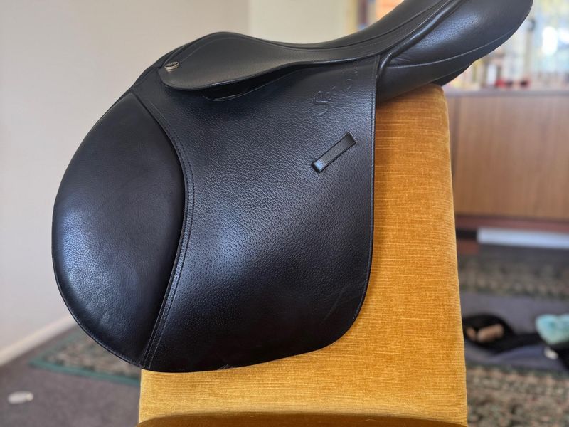 Seabis Black Leather 18” Jump Saddle