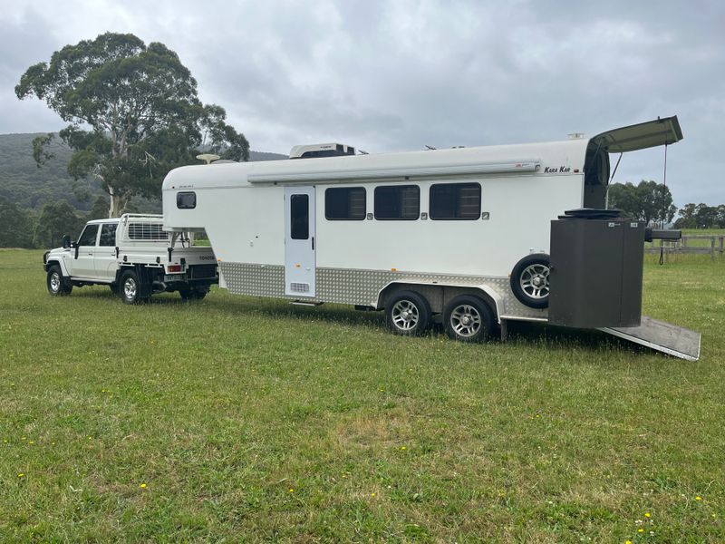 Magnificent KaraKar Grand 3 Horse MK2 Gooseneck