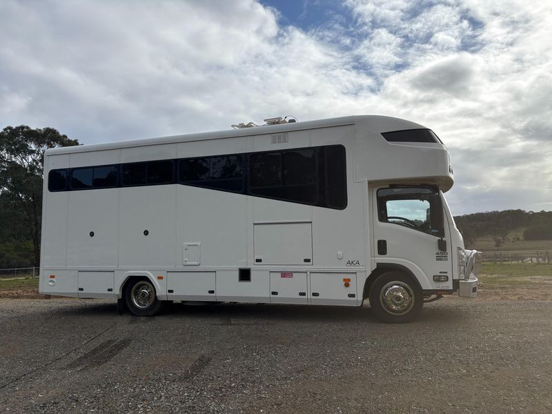 2014 Isuzu 3 horse truck with living