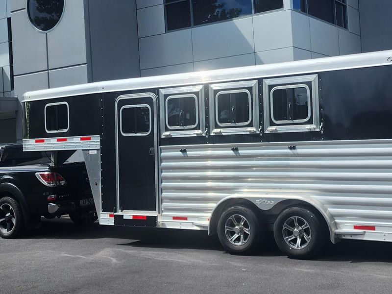 Exiss 3 Horse Gooseneck with accommodation