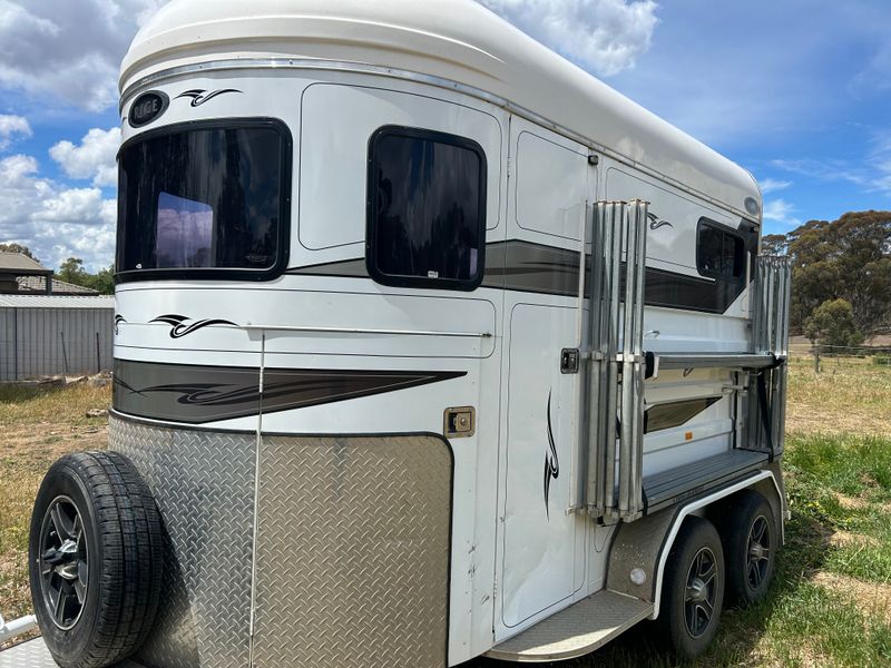 Extended bay 2 horse straight load: Rice Excel 