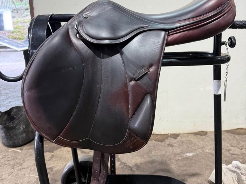 17" Amerigo Vega Monoflap Brown Jump saddle 